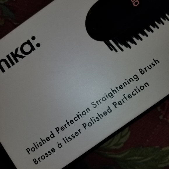 NWT Amika straightening brush - Picture 4 of 7